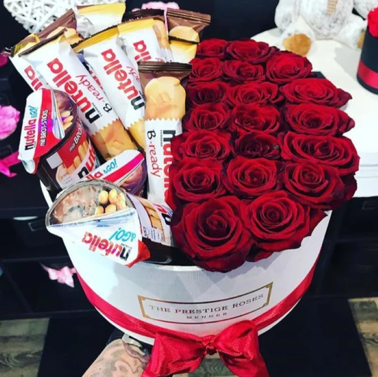 ramo de flores y chocolate para parejas